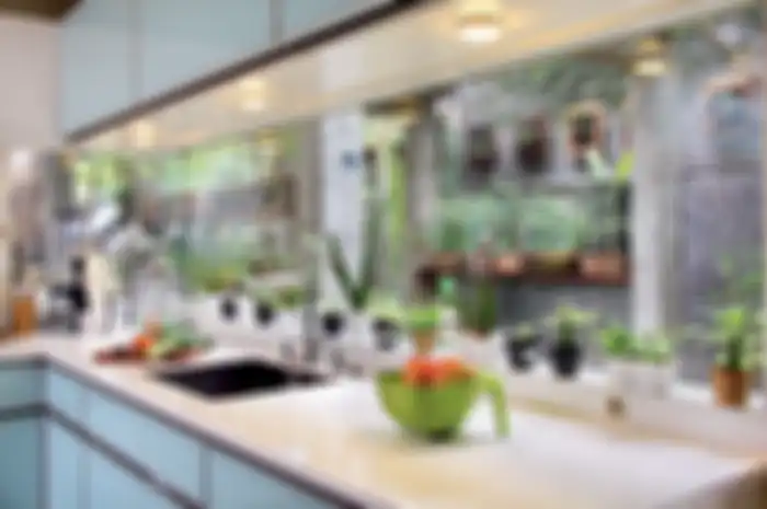 Asyiknya Memasak Sambil Memandang Taman