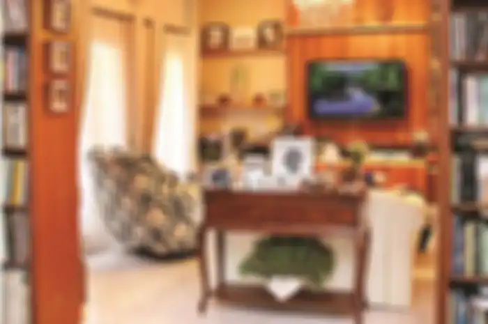 Di Rumah Raisa Rak Dinding jadi Bingkai Pintu