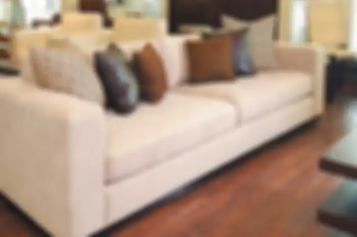 Torehkan Warna di Sofa Polos