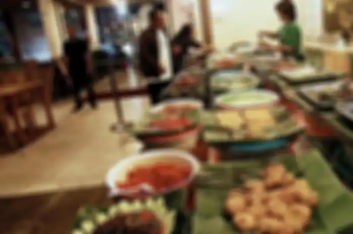 Warung Misbar, Makan Sambil Nonton Film Jadul