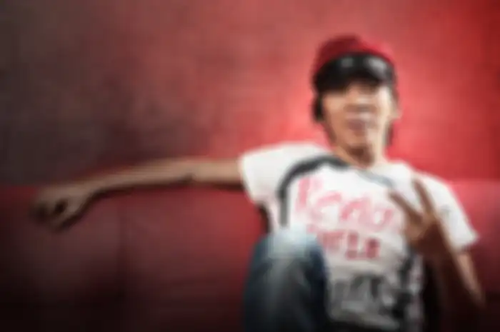 Setiap kali muncul keinginan untuk merokok, pria penggemar grup music Rolling Stone ini mengunyah permen. Hasilnya cukup efektif.