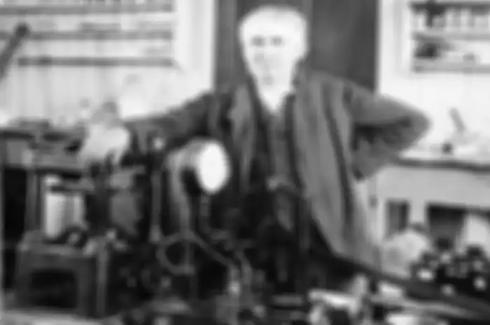 Thomas Alva Edison yang mencintai pekerjaannya hingga akhir hayatnya. 