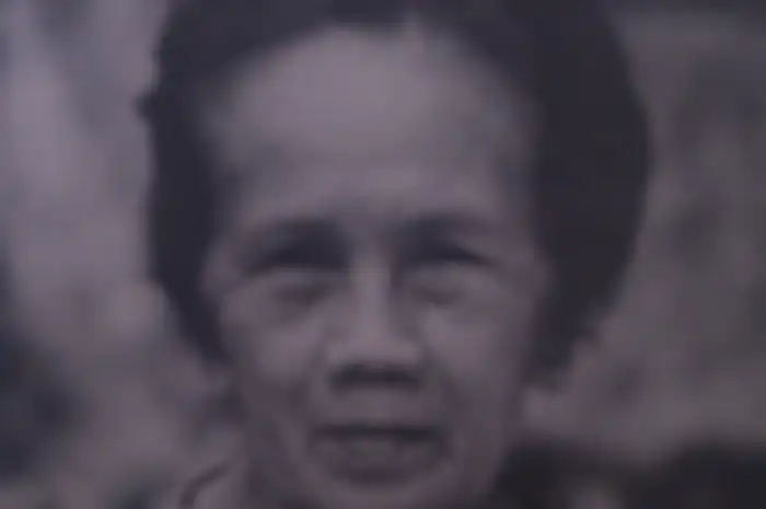 Jarang sekali yang tahu siapa orang pertama yang menyanyikan lagu Indonesia Raya itu. Jangankan tahu, bertanya pun, barangkali tidak.