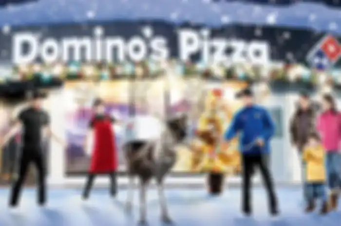 Pada bulan Desember, Dominos Hokkaido yang berada di Jepang akan mengantarkan pizza dengan rusa kutub.