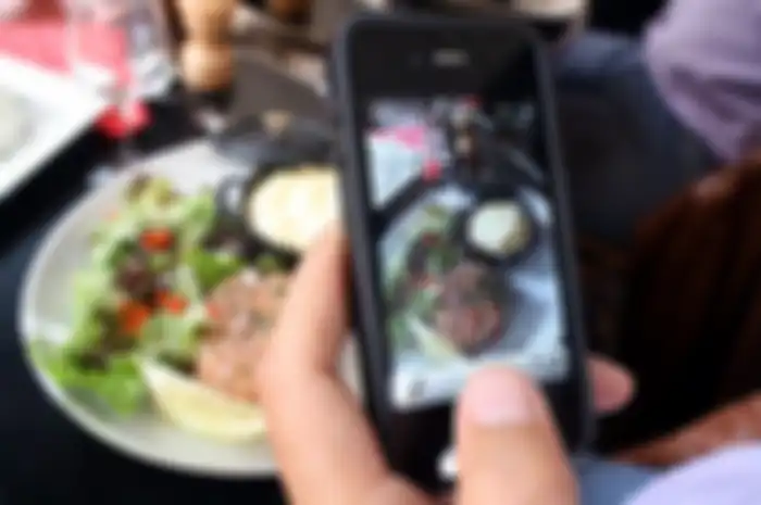 Salah satu ritual manusia modern, memotret sebelum makan
