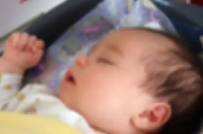Bayi yang baru lahir akan menghabiskan waktu tidur rata-rata 16-17 jam setiap harinya