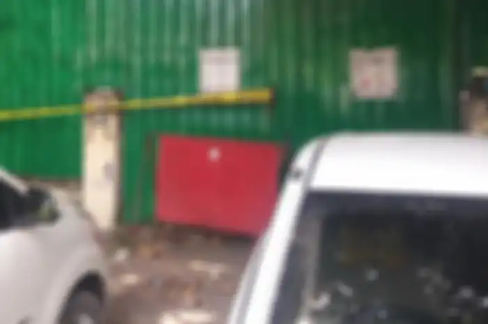 Rumah cagar budaya studio radio perjuangan Bung Tomo di Jalan Mawar, Surabaya, sudah ditutup seng.