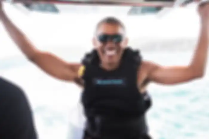 Obama main kiteboarding setelah menjadi mantan.