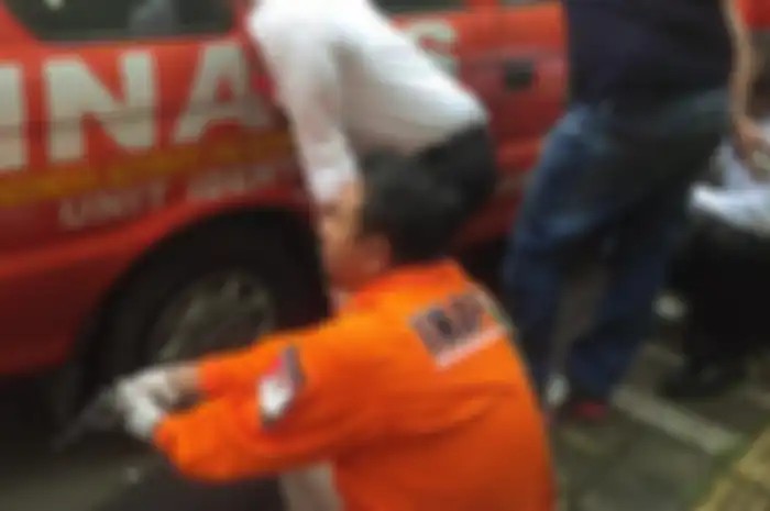 Baku tembak terjadi antara polisi dan terduga teroris yang berada di dalam kantor Kelurahan Arjuna, Kecamatan Cicendo, Kota Bandung, Senin (27/2/2017).