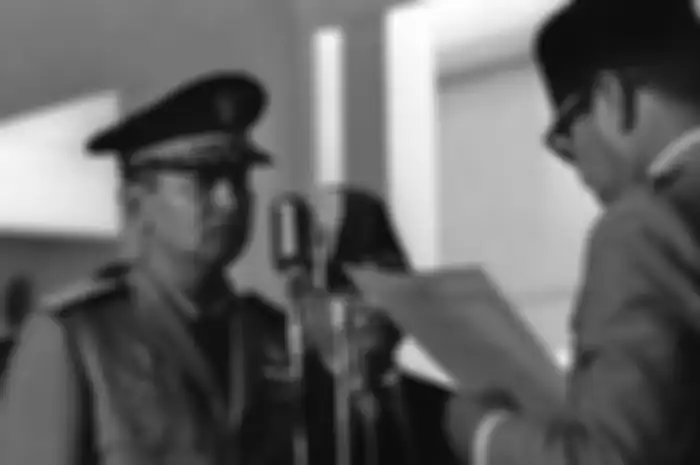 Jenderal Soeharto (kiri) dilantik menjadi anggota Kabinet Indonesia oleh Presiden Soekarno, 29 Juli 1966. 