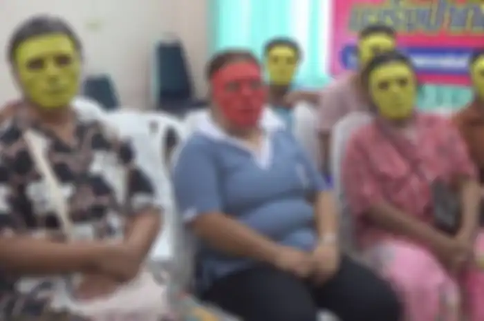 Para pasien menunggu panggilan
