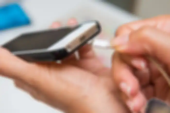 Mengisi ulang baterai iPhone