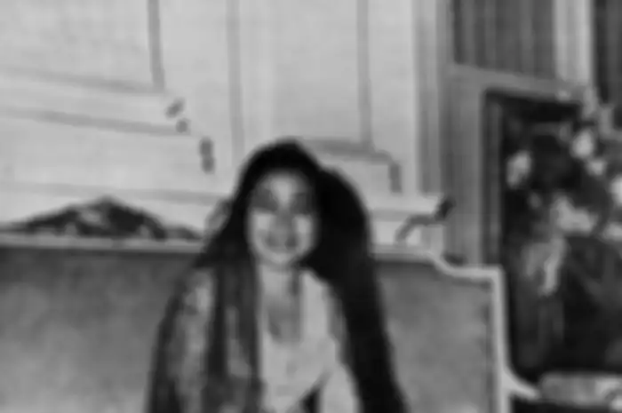 Tentu saja Fatmawati terkejut bukan alang kepalang. Niatnya ingin minta nasihat, kok malah ditembak dengan pernyataan cinta.
