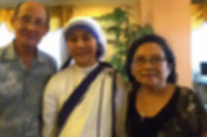 Yang paling membuat kagum adalah Lucy merupakan pengikut Ibu Teresa yang dikenal hanya memiliki dua set pakaian.