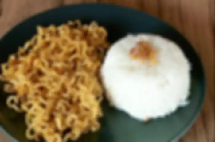Masih banyak orang yang makan nasi dengan mi instan sebagai lauknya. Ternyata, kebiasaan ini bisa membawa masalah yang sangat serius untuk kesehatan kita.