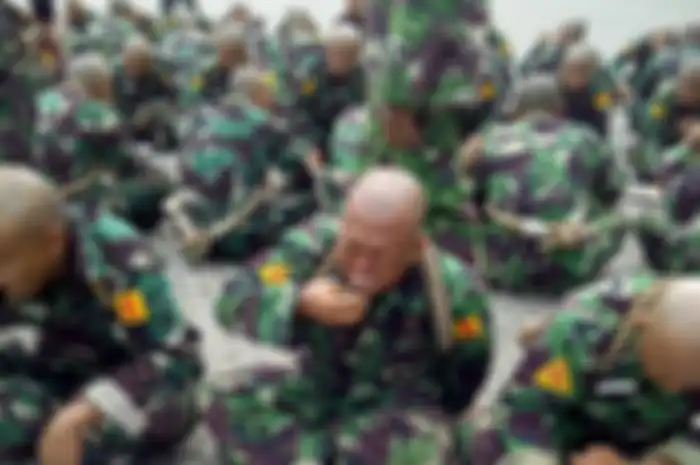Begitu usai salat Subuh mereka langsung berlatih keras sepanjang hari menggunakan pakaian tempur lengkap dan berlatih sepanjang hari.