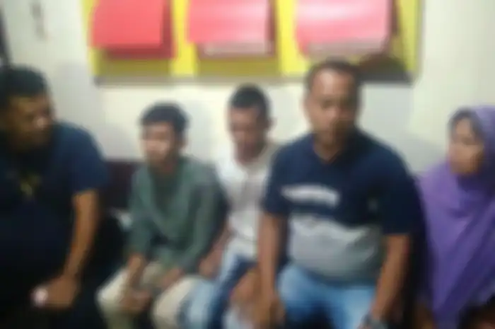 Ibu dari Ikramullah, melaporkan bahwa anaknya telah diculik orang tak dikenal di kawasan perbukitan Desa Alue Rambong, Kecamatan Peureulak, Aceh Timur.