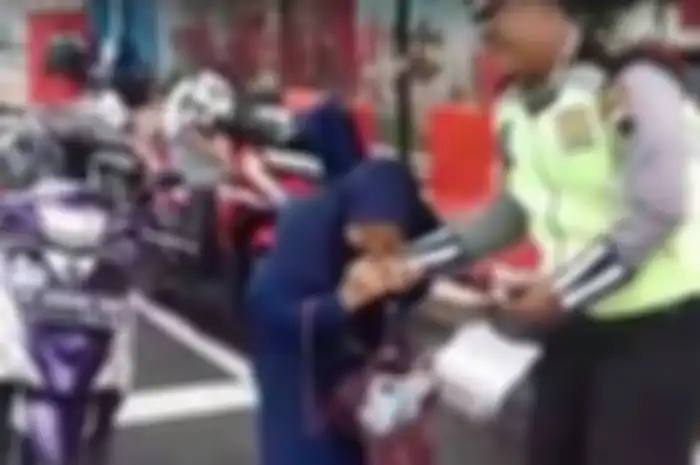 Undang-undang Lalu lintas sudah mengatur soal penggunaan helm bagi pengendara dan penumpangnya. Namun masih ada yang abai.