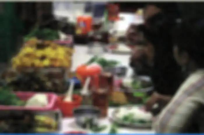 Ibu Imas, Menyajikan Masakan Tradisional Sunda Siang-Malam