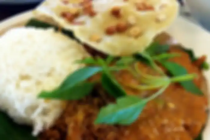 Menyantap Pecel Di Tengah Taman