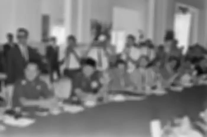 Presiden Indonesia pertama Soekarno (duduk, kedua dari kiri) diapit Sri Sultan HB IX (kanan). Bettma