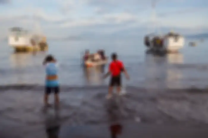 Masyarakat di Pulau Ende memanfaatkan kapal untuk menyeberang dari dan menuju Kota Ende. Dengan tari