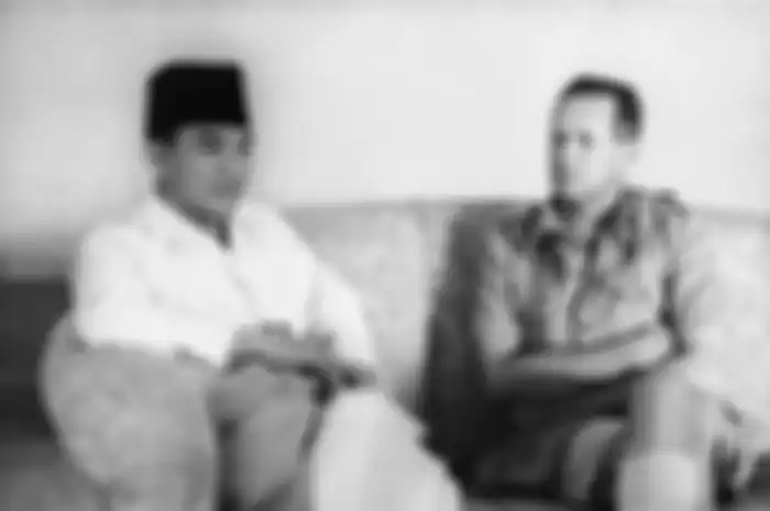 Foto karya wartawan IPPHOS yang menjadi koleksi Australian War Memorial. Sukarno, Presiden Indonesia, berbincang dengan Charles Eaton, pejabat sementara Konsulat Jenderal Australia di Yogyakarta 1947. 