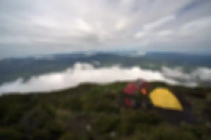 Menginap di tempat perhentian yang ketiga di dekat wilayah puncak Gunung Kerinci, gunung api terting