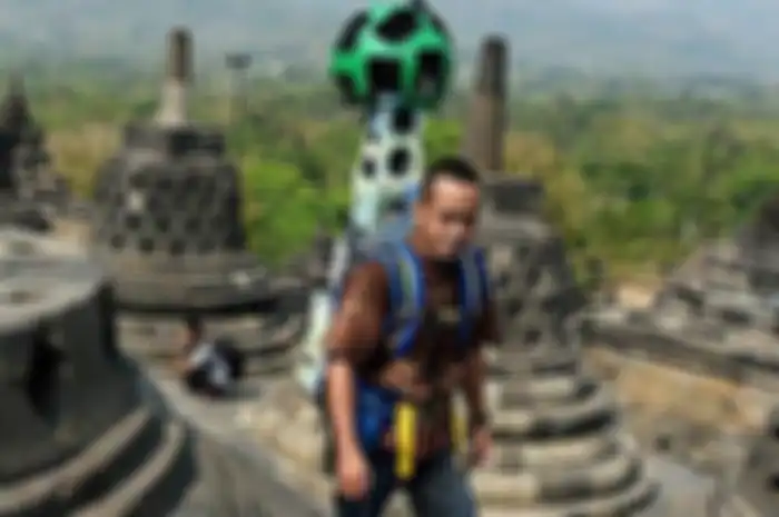 Eko Pramono, karyawan Google Street View, menggendong alat Street View Trekker yang digunakan untuk 
