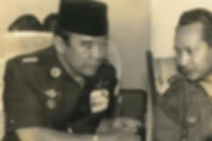 Presiden RI ke I Soekarno dan Jenderal Soeharto.