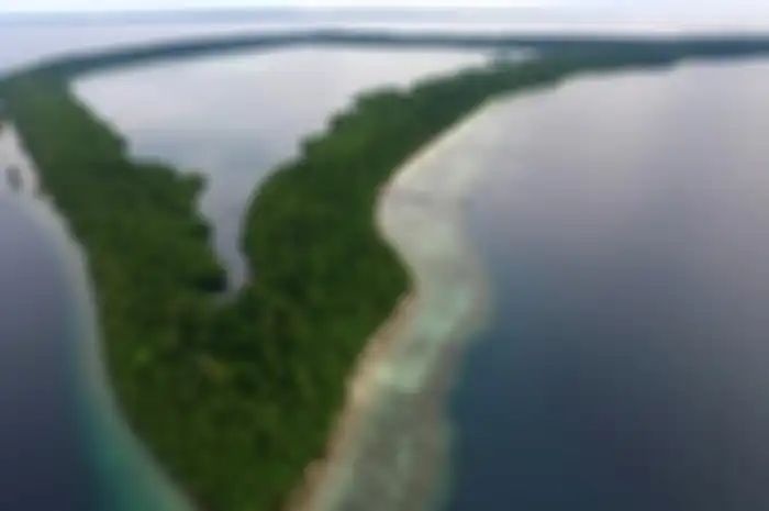 Kakaban, pulau terluar di Kabupaten Berau, Kalimantan Timur ini, begitu menantang untuk dikunjungi.