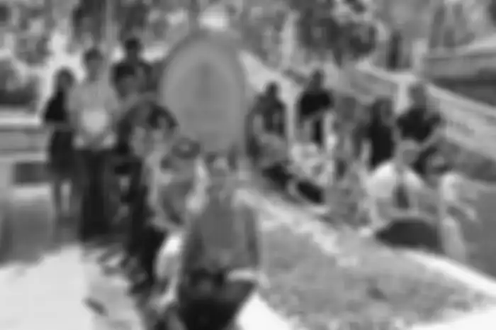 Keluarga Wayan Mirna Salihin saat berkunjung ke makam.