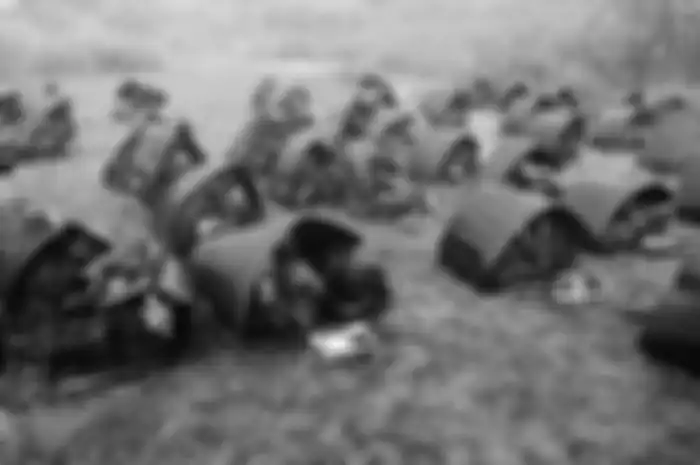 Pasukan Raider tidur fi bawah matras saat hujan