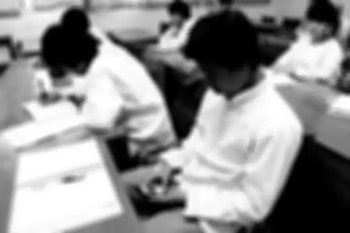 (Foto Ilustrasi) Pelajar SMA dengan smartphone