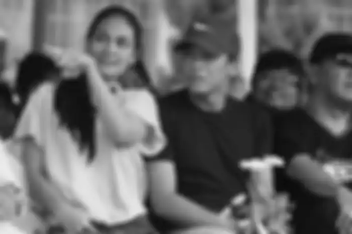 Luna Maya saat mendampingi Ariel yang menjalani kegiatan di rutan Kebon Waru.