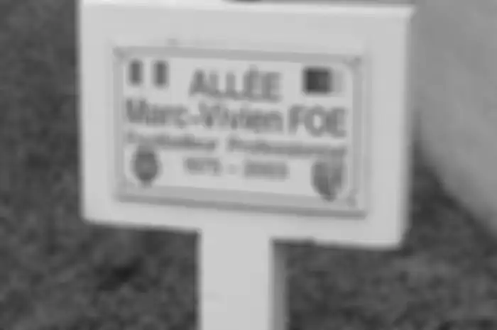 Makam Marc-Vivien Foe, pesepakbola yang meninggal karena penyakit jantung.
