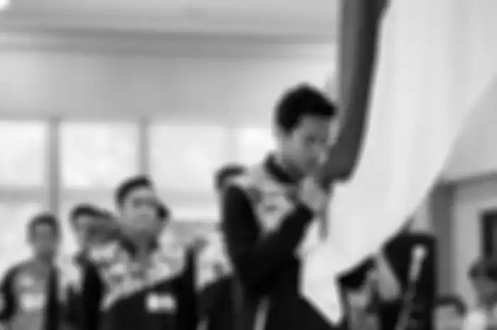 Pebulu tangkis tunggal putra Jonathan Christie mencium bendera merah putih yang dipegang Ketua Umum PBSI Wiranto pada upacara pelepasan tim piala Sudirman 2017 bersamaan dengan peringatan ulang tahun PBSI ke-66 di Pelatnas Cipayung, Jakarta Timur, Sabtu (6/5). Tim bulu tangkis Indonesia berada di sub grup 1D bersama Denmark dan India pada kejuaran beregu campuran Piala Sudirman 2017 di Gold Coast, Australia 21-28 Mei.Kompas/ Priyombodo (PRI)06-05-2017