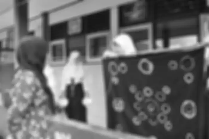 Membuat batik jumputan. Ini jawaban bagaimana cara membuat batik jumputan yang menjadi soal buku tematik kelas 5 SD tema 9