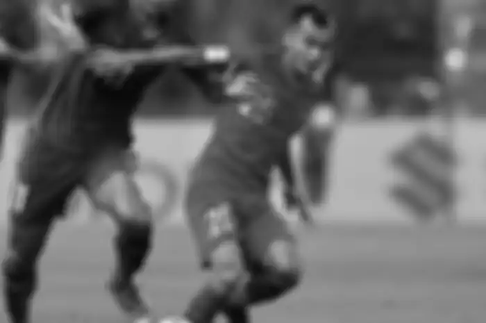 Riko Simanjutak berebut bola dengan pemain Thailand