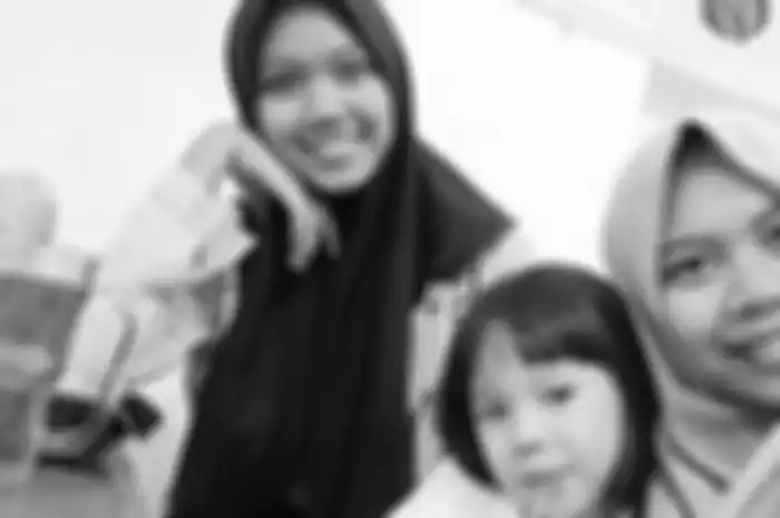 Gempita Nora Marten dengan pengasuhnya, Koneng.