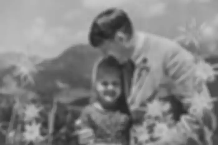Foto Hitler dengan seorang gadis kecil keturunan Yahudi