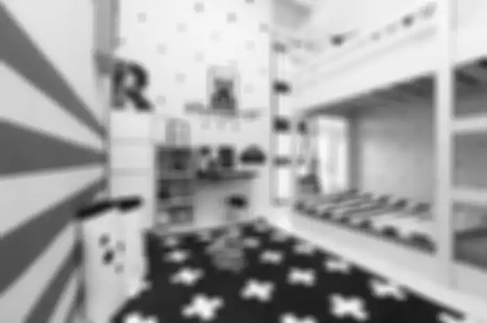 Kamar anak ini didominasi oleh warna monokrom, yaitu hitam dan putih.