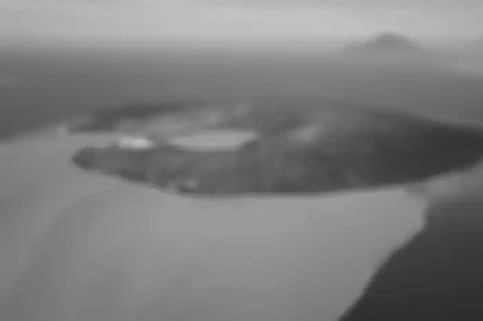 Beredar Video Kondisi Terkini Gunung Anak Krakatau, Puncaknya Hilang Setengah Hingga Air Laut di Sek