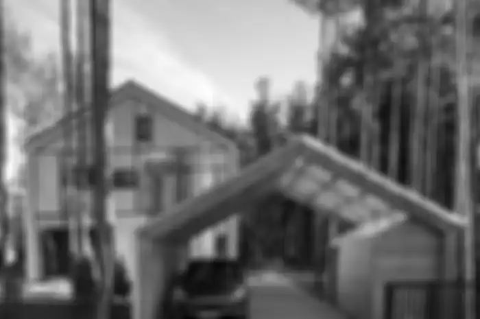 Carport di tengah hutan.