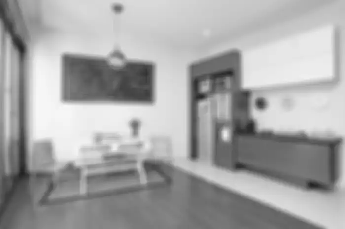Meja dan kursi untuk makan dan 1 credenza menjadi furnitur utama di tempat ini.