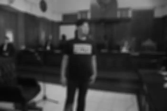 SIDANG PERDANA - Musisi dan politikus Ahmad Dhani Prasetya (ADP) saat menjalani sidang perdana kasus pencemaran nama baik dengan agenda sidang pembacaan dakwaan di Pengadilan Negeri (PN) Surabaya, Kamis (7/2). SURYA/AHMAD ZAIMUL HAQ