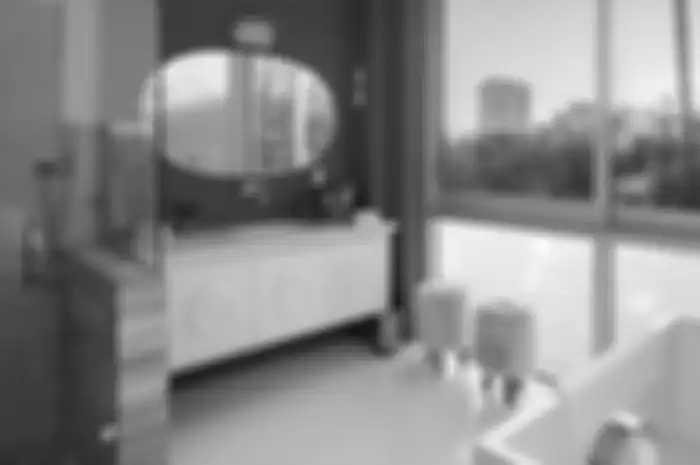 Ventilasi kamar mandi jangan jadi satu dengan ventilasi kamar tidur.