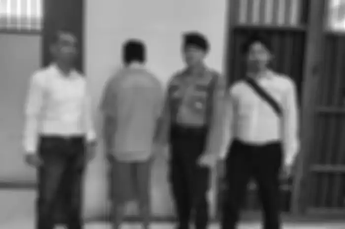 Tersangka A (baju tahanan) diapit oleh penyidik Satreskrim Polres Bulungan di rumah tahanan Polres, Rabu (27/2/2019).