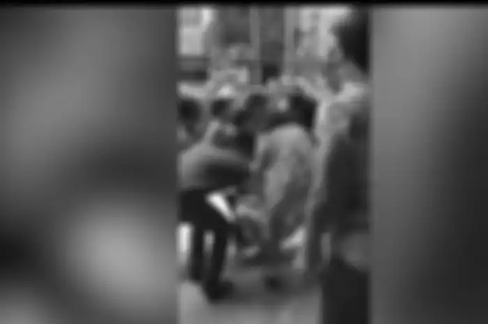 Warga sekitar melihat dan ada yang membantusang istri menelanjangi pria dan selingkuhannya.