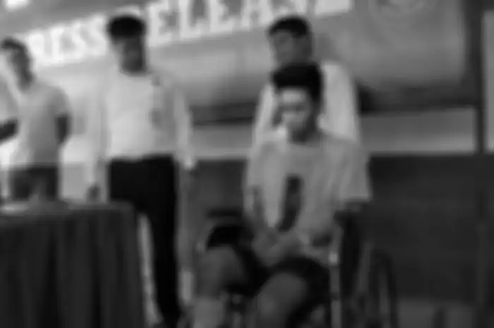 Taufik R Gani (23) menangis saat dipaparkan Petugas Satreskrim Polrestabes Medan di RS Bhayangkara Medan, Senin (4/3/2019).